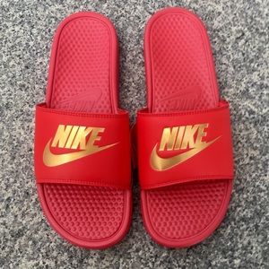 NIKE BENASSI SLIDES JUST DO IT
JDI REDS GOLDS